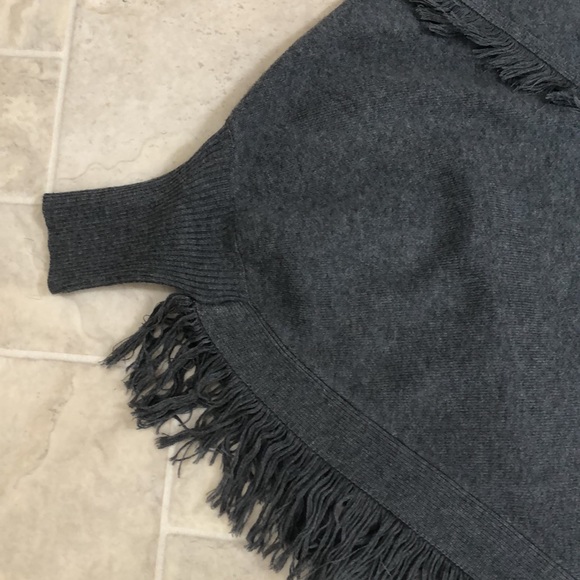 Grey poncho - Picture 3 of 9